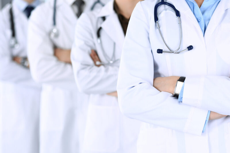 doktoren Gesloten maar overtuigende houding van serie gezichtloze doktors.