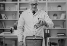 Een dokter is pillen aan het 'brouwen' in plaats van de werking serieus te onderzoeken.