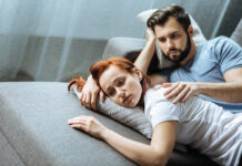 Man en vrouw beiden ongelukkig uit verbinding maar wel verlangend ernaar