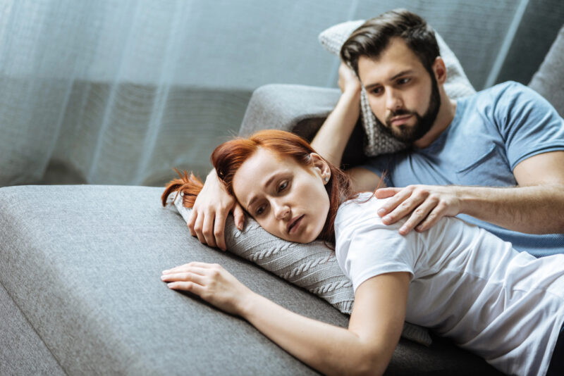 pssd Man en vrouw beiden ongelukkig uit verbinding maar wel verlangend ernaar