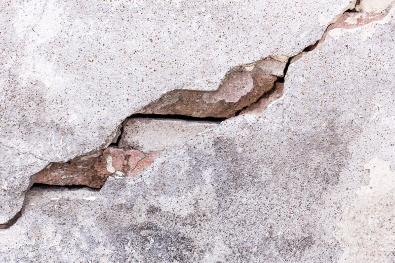 baksteen een scheur in het fundament, zet door in de rest van de muur.