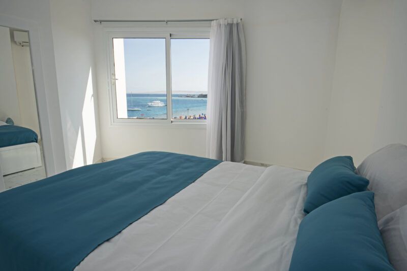 Een kamer met uitzicht op zee, ziet er heerlijk uit, als tegenstelling bij de titel, die het tegengestelde impliceert.