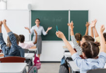 Zet Big Pharma de klas uit! De leraar weet het niet, de kinderen steken hun vinger op. Het symbolisch stemmen wie de pillen uit de klas wil.