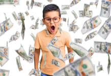 Hoe ‘bewustwording rond mentale gezondheid’ van schoolkinderen een afzetmarkt maakte Jongetje druk, geld wordt over hem uitgestrooid.