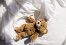 Zo begon het levend verlies: lege kinderbedjes in huis Een teddybeer in een leeg bed. Een treurig beeld voor het levend verlies van kinderen die uithuisgeplaatst zijn.